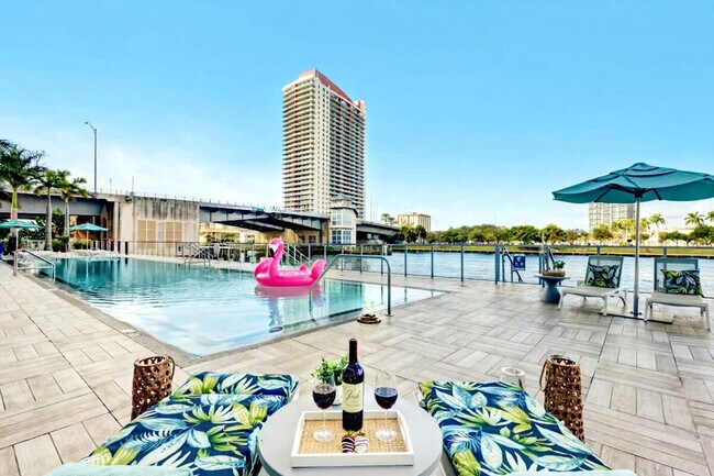 Building Photo - 4010 S Ocean Dr