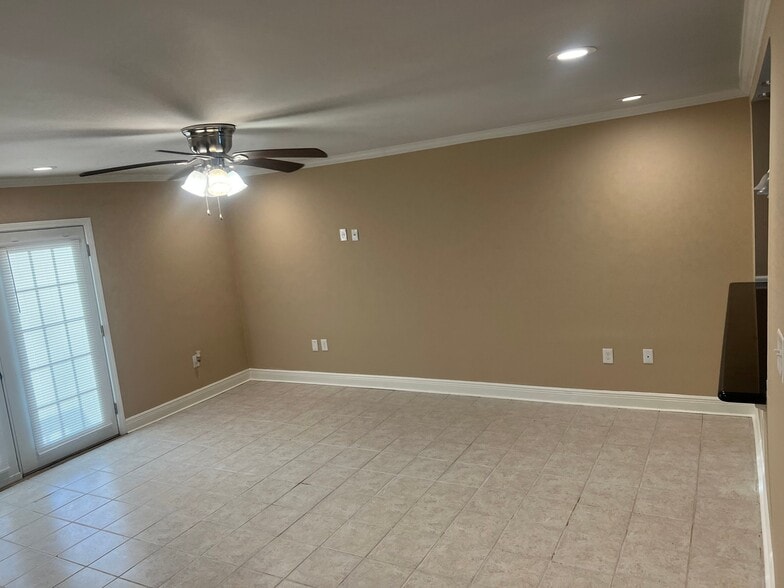 Building Photo - 5560 Maple Ridge Dr