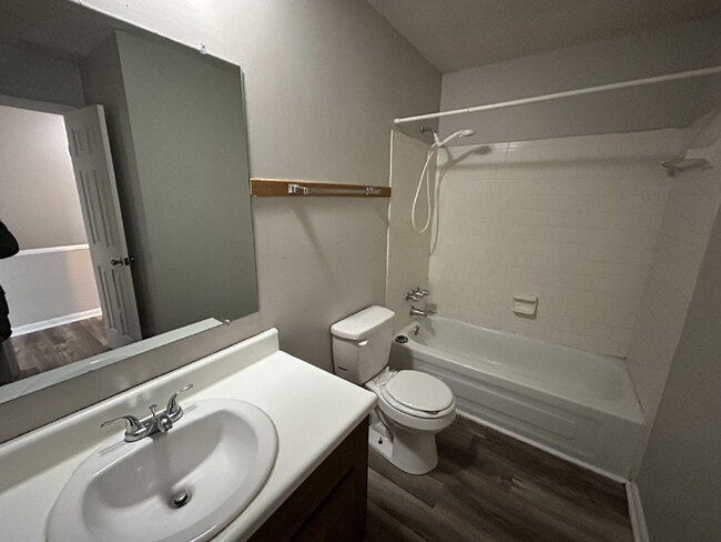 Building Photo - Townhouse For Rent