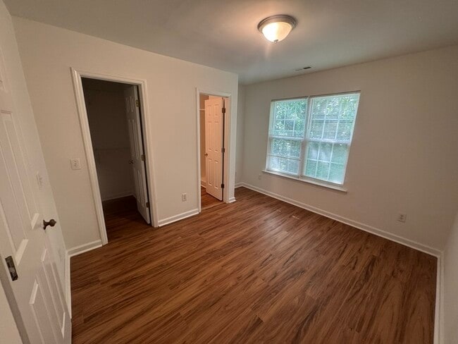 Building Photo - AVAILABLE NOW! 3 Bed 3 Story Town Home!