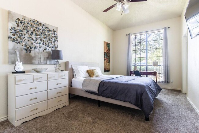 Building Photo - 3/2 Attached House in Wilshire Heights!
