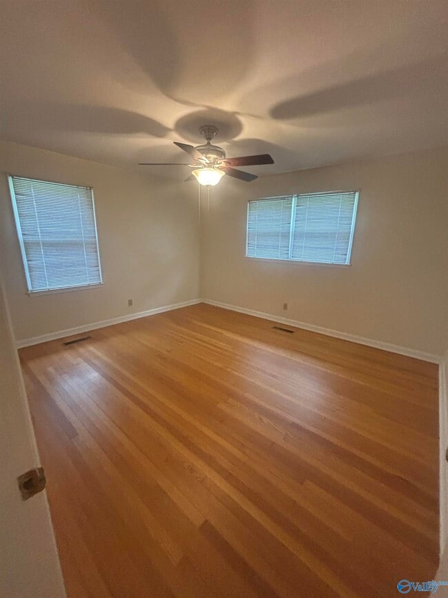 Building Photo - 1805 Stevens Dr NE