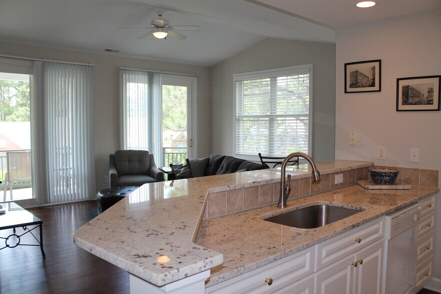 Building Photo - 2137 Creswell Dr