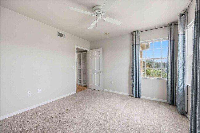 Building Photo - 1025 Villagio Cir