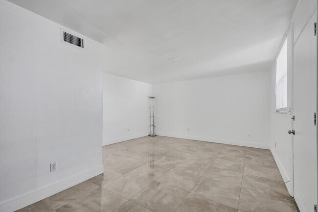 Building Photo - 1801 S Treasure Dr