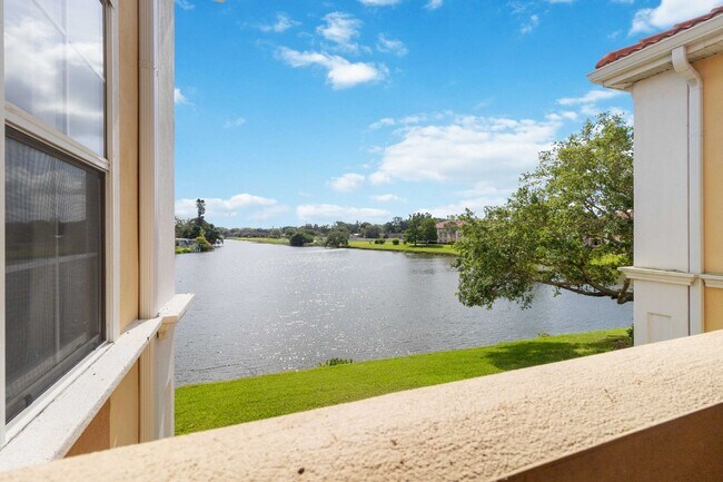 Building Photo - Beautiful furnished 2/2 condo with stunning water view available May 2026 for a short-term stay