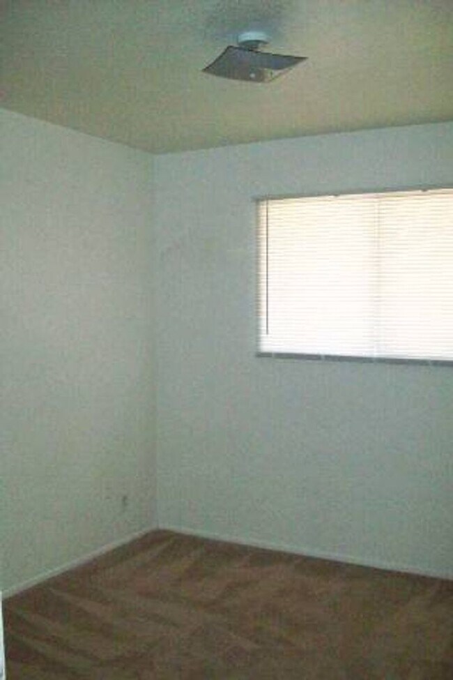 Building Photo - 4 Bedroom 3 Bath Home Available