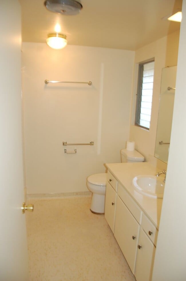 Building Photo - Encina Royale 3 Bedroom