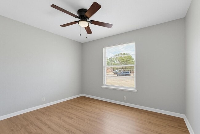 Building Photo - 618 S La Salle Dr