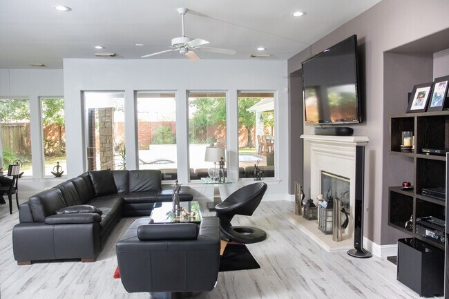 Building Photo - 3039 Bonnebridge Way Blvd