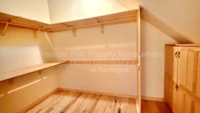 Building Photo - 166 Wildwood Ln