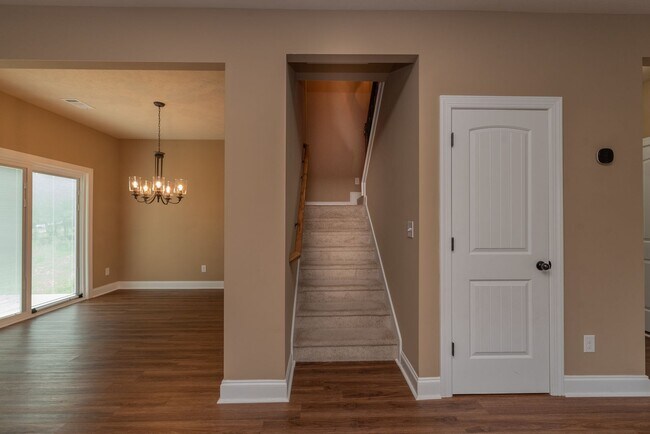 Building Photo - Like-new 4 bed/2.5 bath home for lease nea...