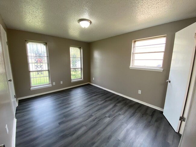 Building Photo - Charming 5 Bedroom House