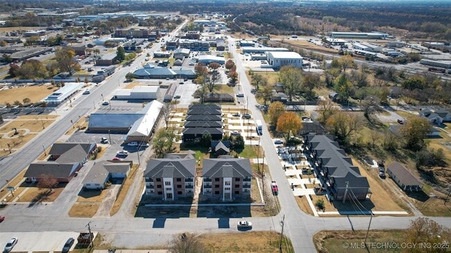 Building Photo - 108 W 2nd St