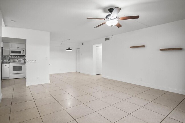 Building Photo - 606 Gardens Dr