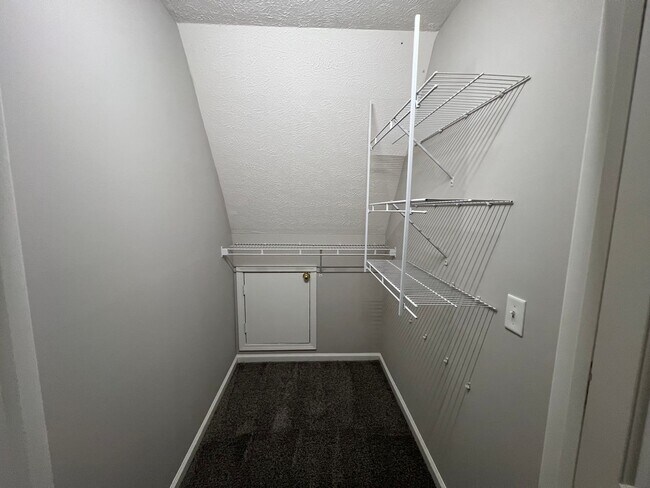 Building Photo - Spacious 4 Bedroom 2.5 Bath Available Now!