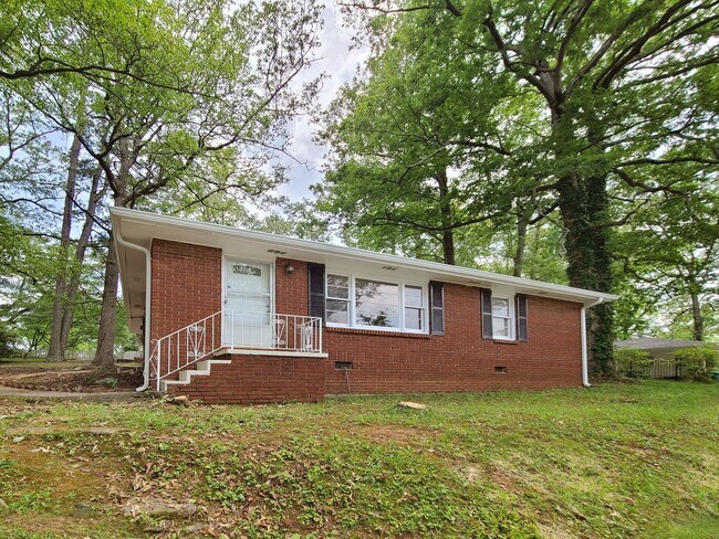 Building Photo - Cutest Bungalow in the Heart of Hapeville 3 bed/2 bath