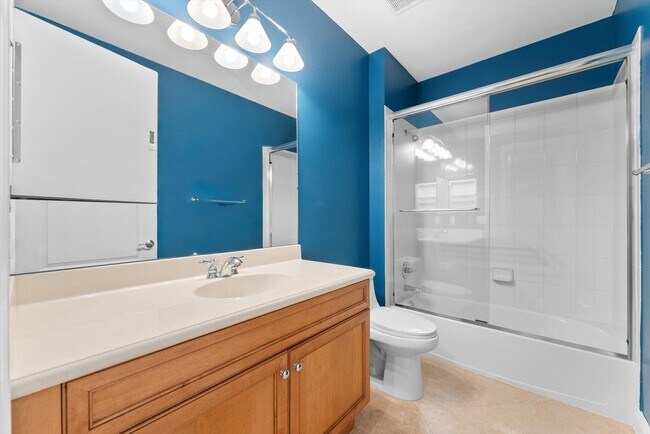 Building Photo - 604 NE Francesca Ln