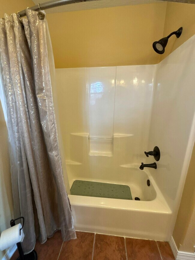 Building Photo - 812 E Spring Dr