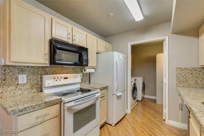 Building Photo - 950 Seven Hills Dr