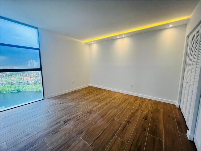 Building Photo - 20505 E Country Club Dr