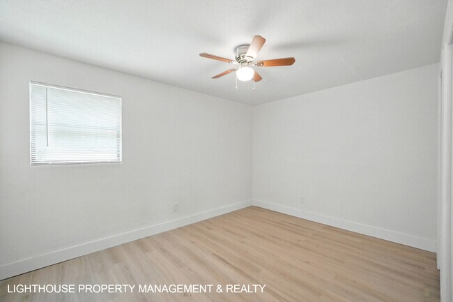 Building Photo - Renovated 3 Bed/2 Bath Home with Den & Off...