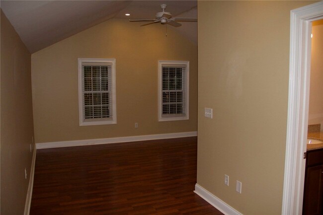 Building Photo - 114 Averill Ave