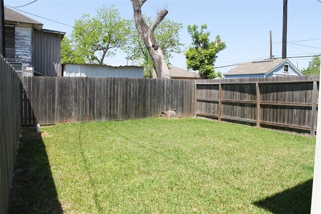 Building Photo - 396 Spooner St