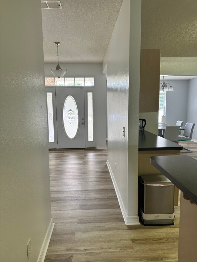 Building Photo - Large 4 bed / 3 bath home minutes from Nav...