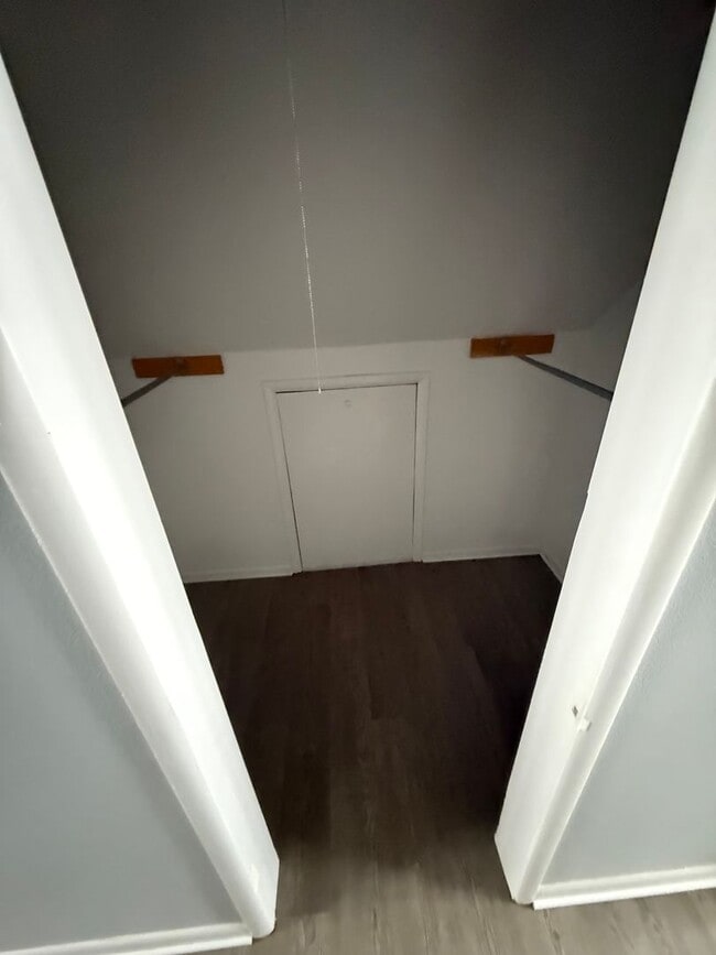 Building Photo - 4 Bedroom / 1 Bathroom House