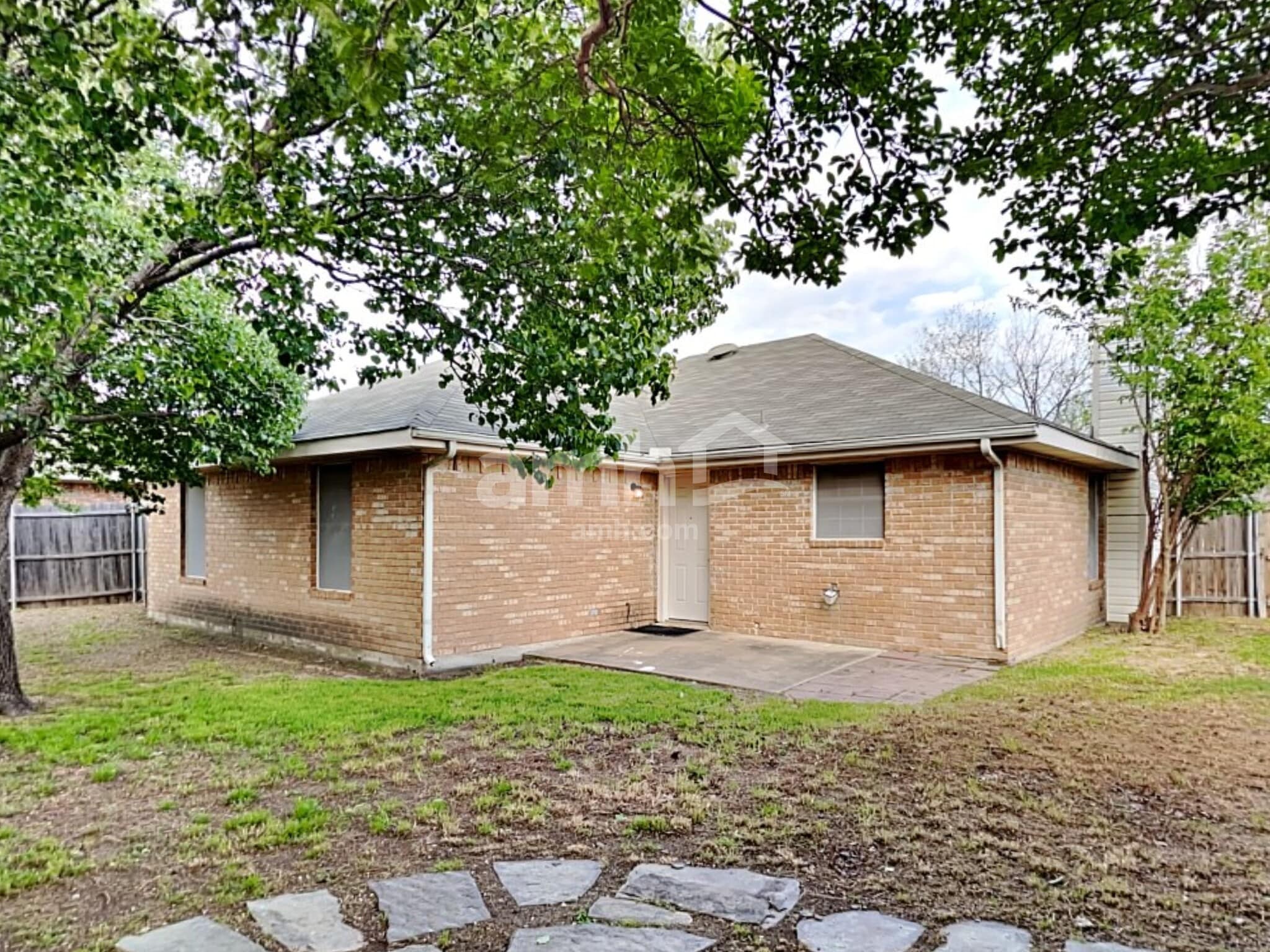 Building Photo - 105 S Winding Oaks Dr