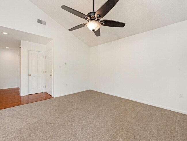 Building Photo - Updated 3 BR unit in the heart of South Park