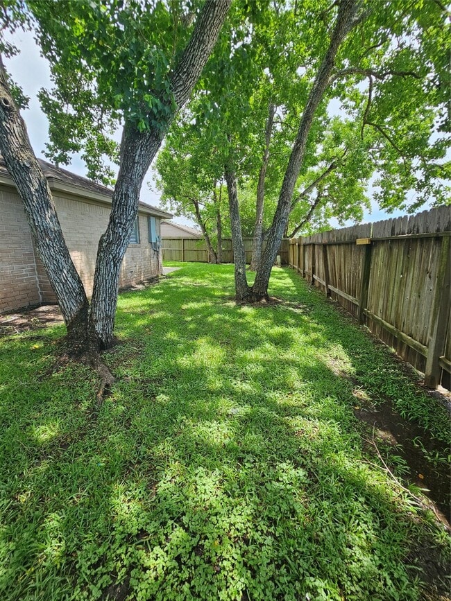 Building Photo - 2312 Meadow Green Dr