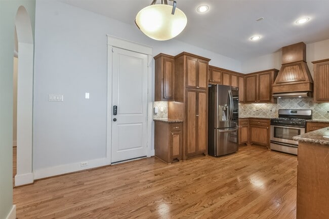 Building Photo - 1030 W 16th St