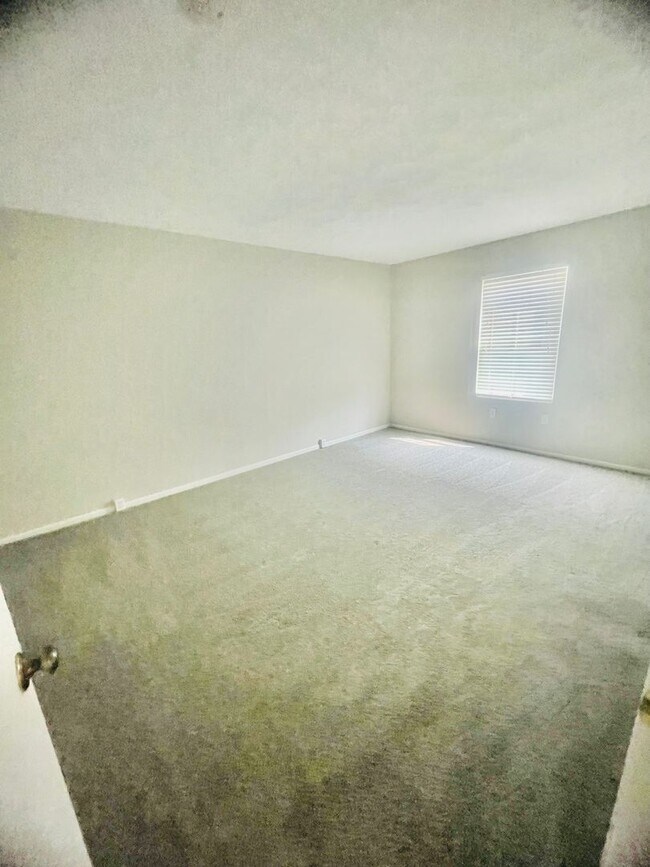 Building Photo - 3-Bedroom 2.5 bath Townhome in Imperial – Style, Space & Sophistication