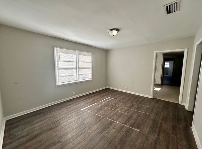 Building Photo - 1420 3rd Ave N