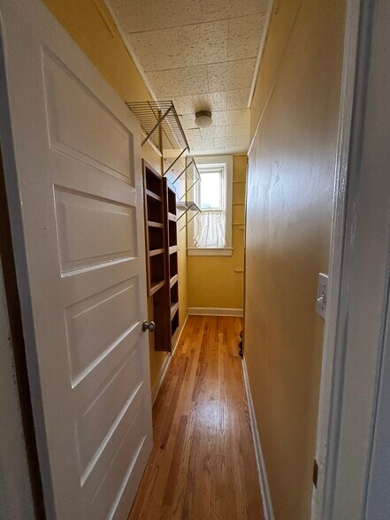 Building Photo - 701 W Hillgrove Ave