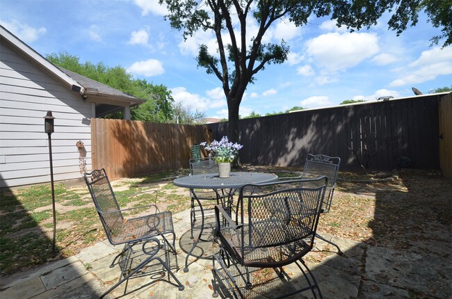 Building Photo - 2911 Meadowglen Cove