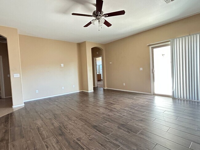 Building Photo - BEAUTIFUL ROYAL RANCH!