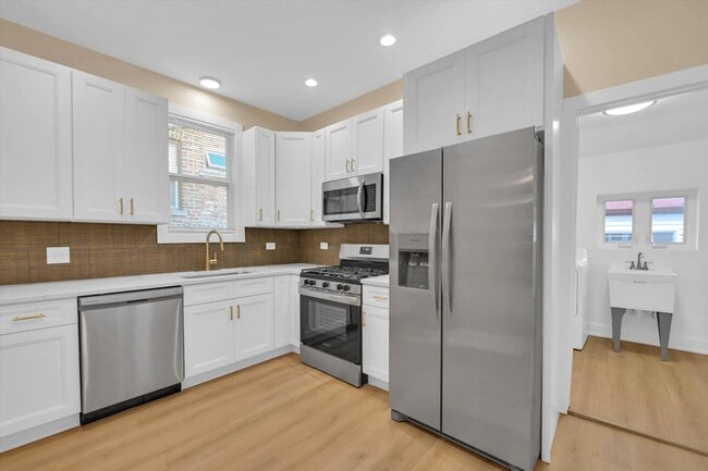 Building Photo - 4170 W Cornelia Ave