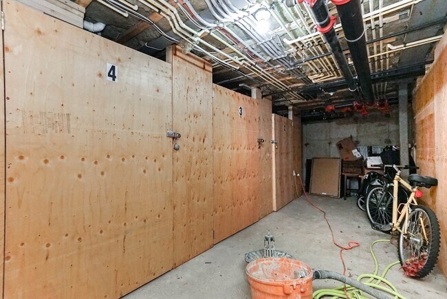 Building Photo - 213 E Eagle St