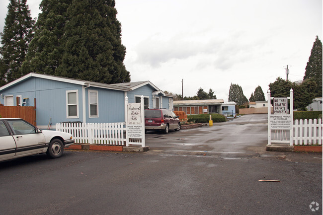 Primary Photo - Canby Manor Mobile Court