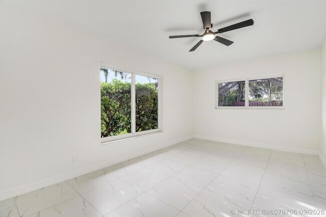 Building Photo - 100 SW 15th Ct