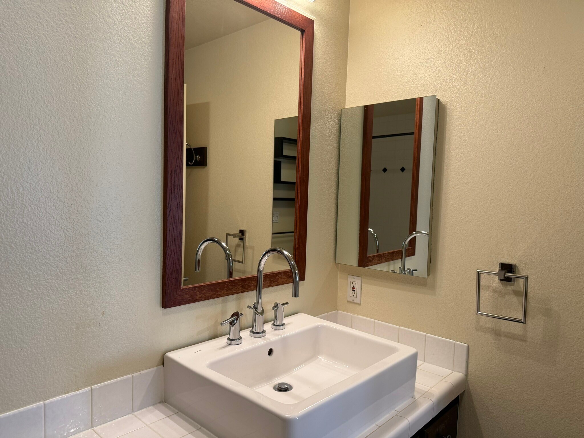 Building Photo - 2222 N Beachwood Dr