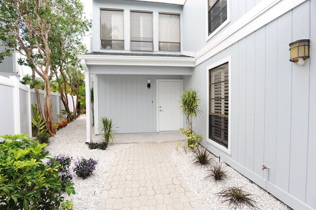 Building Photo - 3 Bedroom Townhouse - $2800/mo - ANNUAL RE...