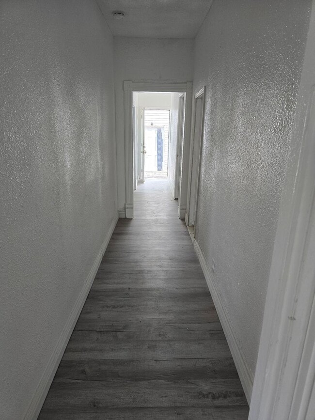 Building Photo - 2 Bedroom 1 Bath $1050.00