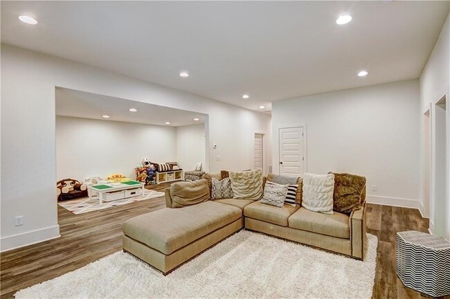 Building Photo - 1268 Hayes Dr SE