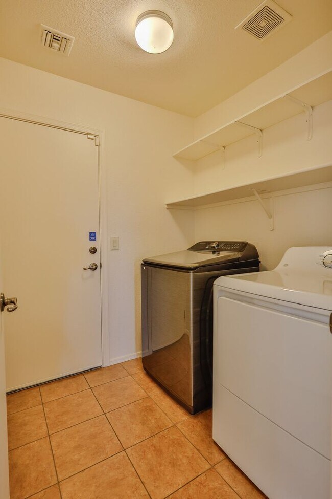 Building Photo - 3 Bedroom 2 Bathroom