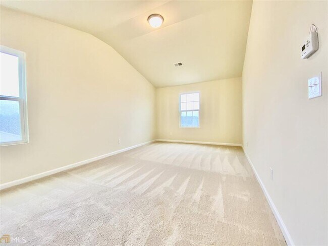 Building Photo - Wow! Like new, 3 bed, 2.5 baths, tile floo...