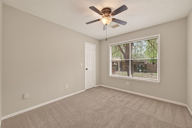 Building Photo - 27 Lush Meadow Pl